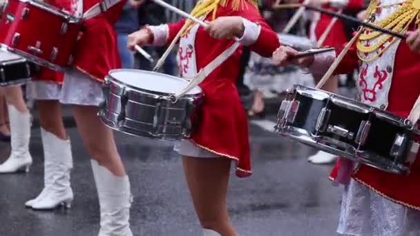 Majorets jsou lemované a vypáčit z melodie. Pouliční vystoupení u příležitosti svátku. Deštivý den — Stock video