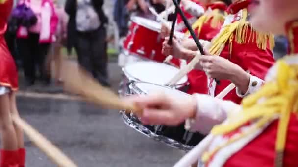 Majorets são alinhados e nocauteando a melodia. Desempenho de rua por ocasião do feriado. Dia chuvoso — Vídeo de Stock