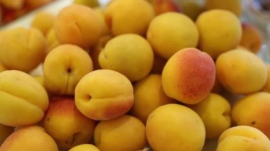 Bir plaka üzerinde taze şeftali yakın çekim