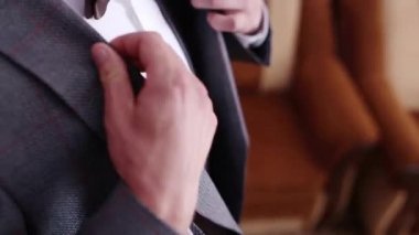 Adamın ceketi lapels düzeltir