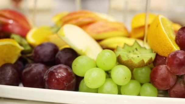 Hrozny a nakrájené ovoce na bufetového stolu — Stock video