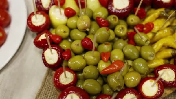 Маринованные оливки и перец на шведском столе — стоковое видео