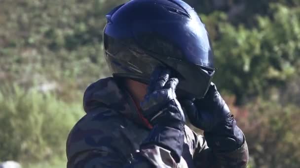 Motocyklista nosí helmu — Stock video
