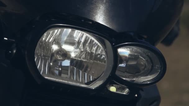 Los faros de la motocicleta están encendidos — Vídeo de stock