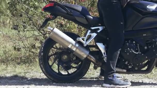 Мотоциклист делает трюк с задним колесом велосипеда — стоковое видео