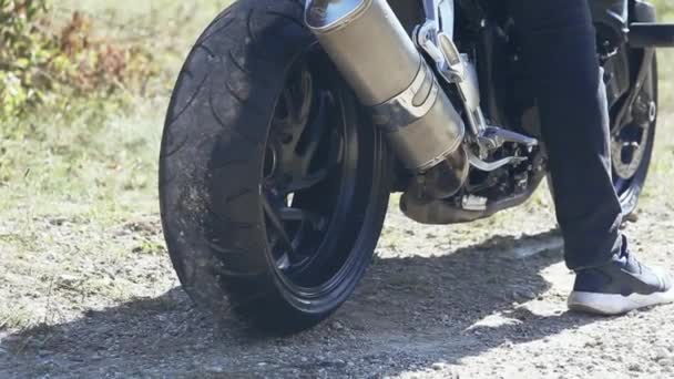 El motociclista hace un truco con la rueda trasera de una bicicleta — Vídeo de stock