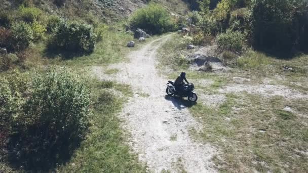 Un motard fait du vélo sur un chemin de terre — Video