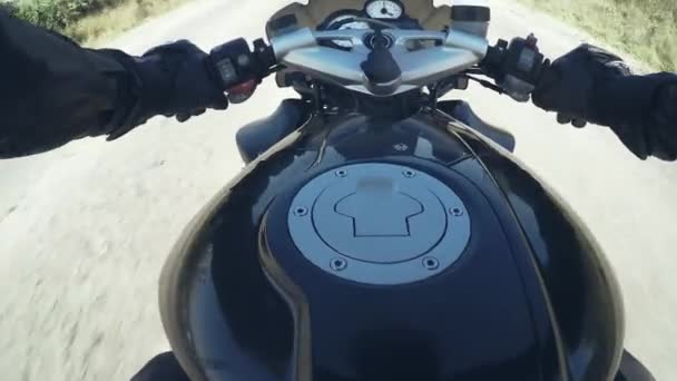 Il punto di vista di una moto. Un uomo guida una bicicletta sportiva sulla strada — Video Stock