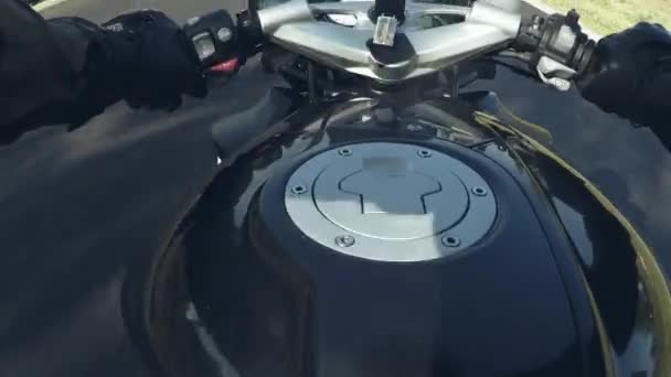 The point of view of a motorcycle. A man rides a sports bike on the road — Stock Video