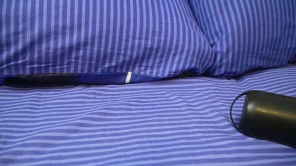 Оратора Bluetooth грає музику в ліжку — стокове відео