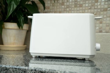 Modern mutfak gri bir tablo beyaz ekmek kızartma makinesi