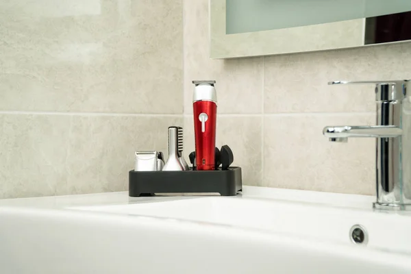 Recortadora de barba con accesorio en un primer plano del baño — Foto de Stock