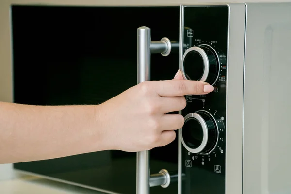 El uso de horno de microondas en la cocina, de cerca foto —  Fotos de Stock