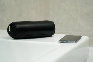 Bluetooth hoparlör bir banyoda müzik çalar