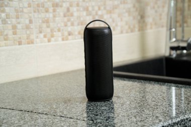 Bluetooth hoparlör bir mutfak müzik çalar