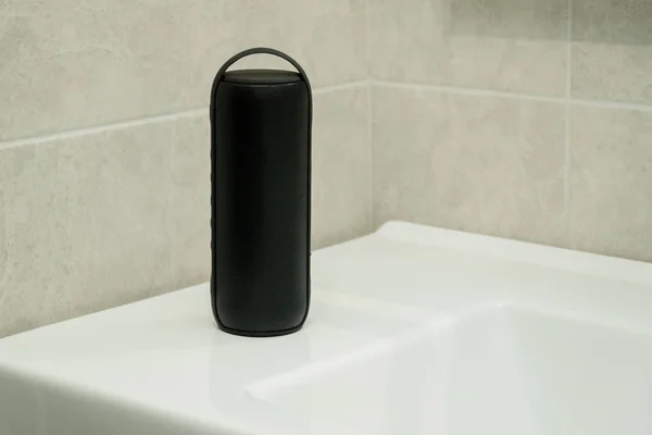 Alto-falante Bluetooth toca música em um banheiro — Fotografia de Stock