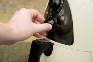 çalışma yüzeyi bir el ile mutfakta