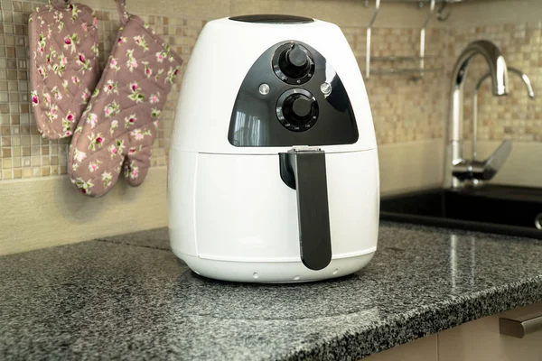 Nuova friggitrice sulla superficie di lavoro in cucina — Foto Stock