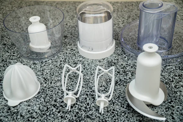 çok fonksiyonlu mutfak robotu mutfak tezgahı üzerinde demonte. Güler yüzlü yapımcısı. Elektrikli mutfak ve ev ev aletleri