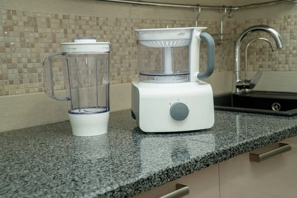 çok fonksiyonlu mutfak robotu mutfak tezgahı üzerinde demonte. Güler yüzlü yapımcısı. Elektrikli mutfak ve ev ev aletleri