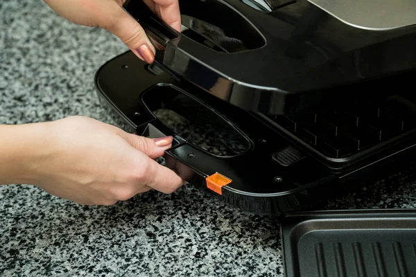 Açılan elektronik Waffle maker bir kadın el ile. Örnek model mutfak aletleri için