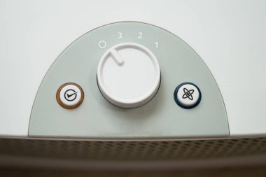 Beyaz hava Ionizer bir evde, yakın çekim. Hava Filtresi. Ofiste Daire temiz hava için bakmakta kavramı