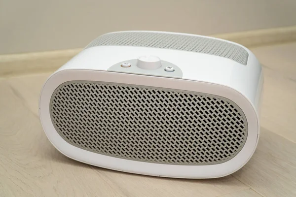 Beyaz hava Ionizer bir evde, yakın çekim. Hava Filtresi. Ofiste Daire temiz hava için bakmakta kavramı