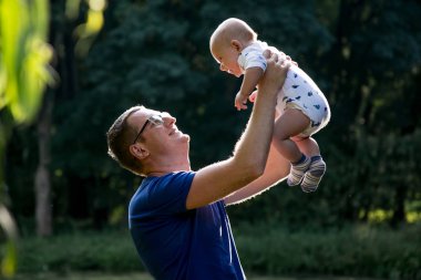 Parkta duran küçük oğluyla mutlu baba
