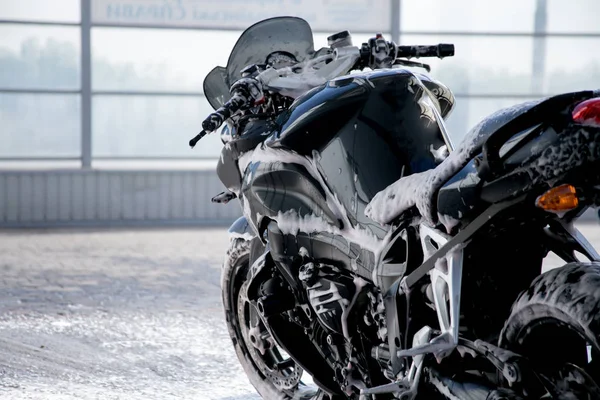 Washing black motorcycle. Cleaning Motorcycle Closeup. Cleaning Foam on the Bike — Stock Photo, Image