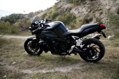 Motosiklet bir kariyer arka plan, yaz aylarında duruyor.