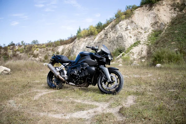 Motosiklet bir kariyer arka plan, yaz aylarında duruyor.