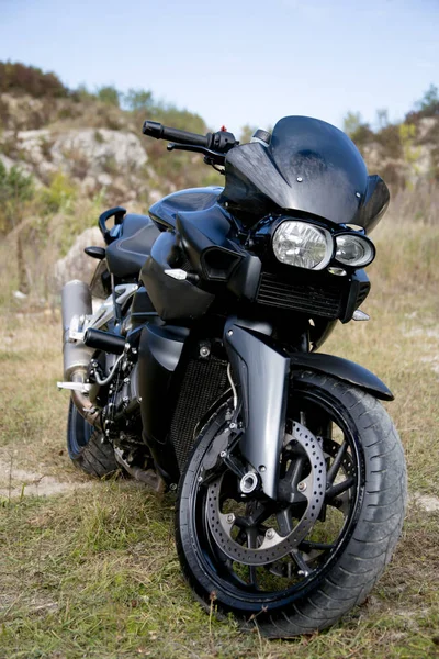 A moto fica no fundo de uma carreira no verão — Fotografia de Stock