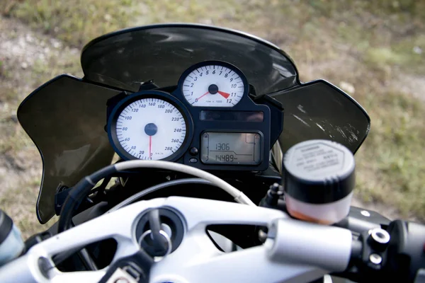 Zbliżenie prędkościomierz motocykla na kierownicy roweru. Szczegóły motocykl - prędkościomierz — Zdjęcie stockowe