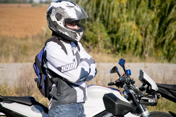 バイクのヘルメットのモーターサイク リスト。バイクへの旅。道路に立っているモーターサイク リスト — ストック写真