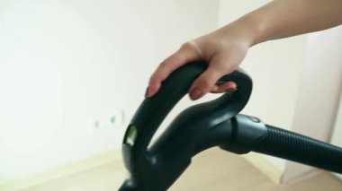 Bir kadın yere vakumlama. El ve elektrikli süpürge sapı Close-Up