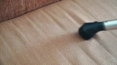 Elektrikli süpürge kanepe yakın çekim temizlik kadınla