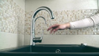 Mutfak musluk suyu açılış eller yukarı kapatın. Bir mutfak lavabo musluk suyundan