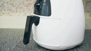 Fritöz ev kullanımı için açık Panoraması. Bir adam fritöz açar
