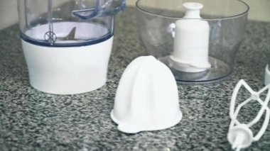 çok fonksiyonlu mutfak robotu mutfak tezgahı üzerinde demonte. Güler yüzlü yapımcısı. Elektrikli mutfak ve ev ev aletleri