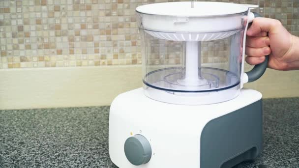 Çok fonksiyonlu mutfak robotu mutfak tezgahı üzerinde demonte. Güler yüzlü yapımcısı. Elektrikli mutfak ve ev ev aletleri — Stok video