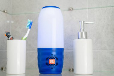 Dubai, BAE-14 Mart 2019: otel banyosunda JBL Bluetooth hoparlör