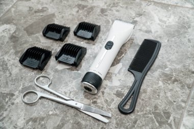 Kuaförlük salonlarında ek ile beyaz Clipper