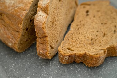 Gri bir arka plan üzerinde restoranında ekmek dilimlenmiş