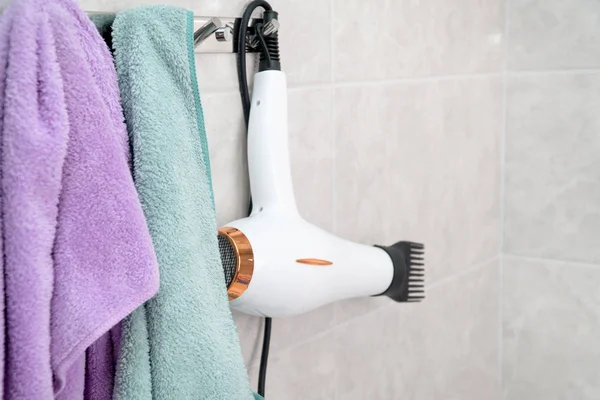 Secador de pelo blanco en el baño. Cuidado del cabello — Foto de Stock