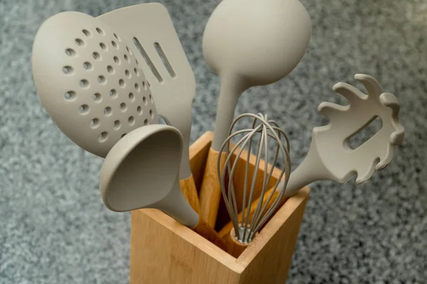 Equipo de utensilios de cocina en una cocina en gris — Foto de Stock