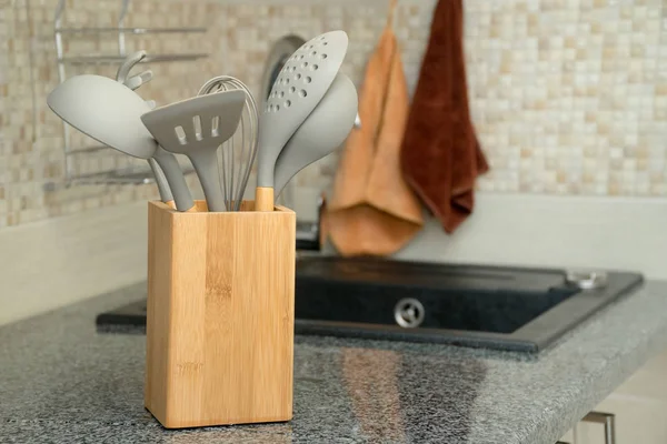 Utensílios de cozinha equipamentos em uma cozinha em cinza — Fotografia de Stock