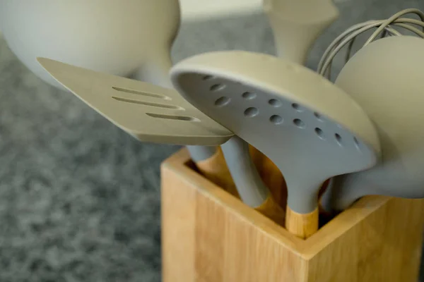 Equipo de utensilios de cocina en una cocina en gris — Foto de Stock