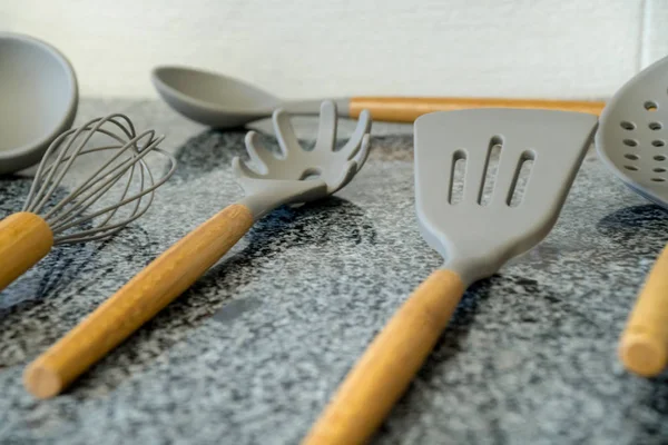 Equipo de utensilios de cocina en una cocina en gris — Foto de Stock