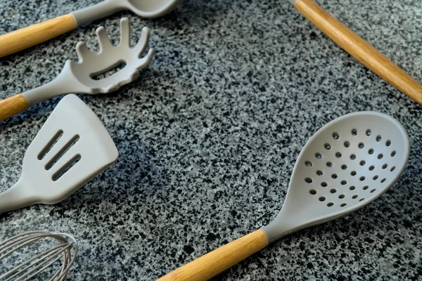Utensilios de cocina equipo en una cocina en gris. Copiar espacio — Foto de Stock