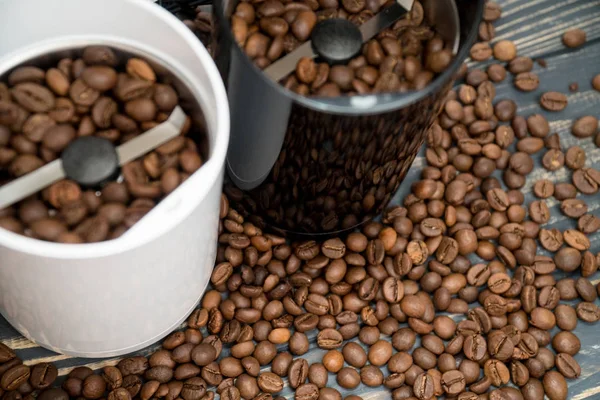 Kahve çekirdekleri tahta masalarda izole ile iki kahve değirmenleri